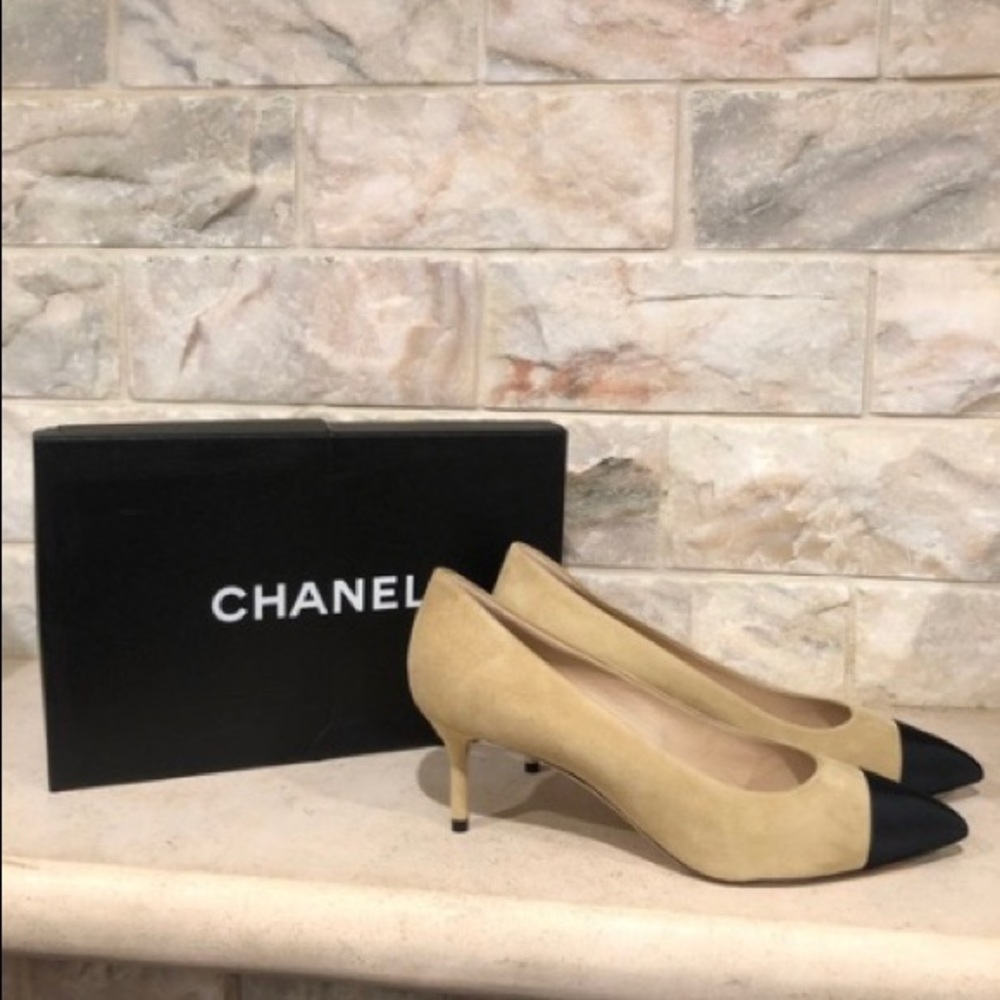 ❌SOLD❌ Authentic CHANEL Beige/black suede Cap toe pumps
